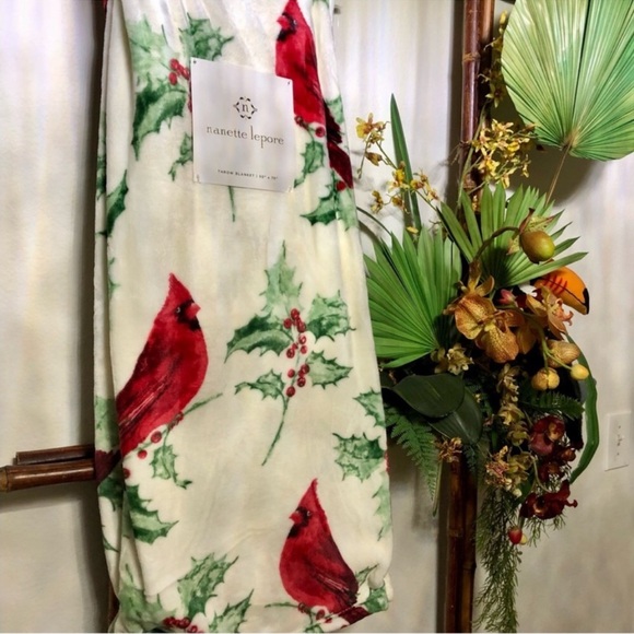 New! Christmas 🎄Cardinal & Holly Super Soft Throw - Picture 2 of 5